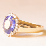 Anello a margherita con fascia in oro giallo 14K con tanzanite (2.50ct ca.) e diamanti (0.22ctw ca.), anni ‘70/‘80