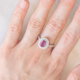 Anello a margherita moderno in platino con rubino (1.51ct) e diamanti (0.72ctw), anni ‘2000