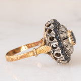 Anello a margherita vintage in stile antico in oro giallo 18K e argento con zaffiri (1ctw ca.) e diamanti di taglio rosetta (0.12ctw ca.), anni ‘60/‘70