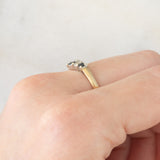 Anello a “V” vintage in oro giallo 9K con zaffiri (0.25ct ca.) e diamanti di taglio brillante (0.10ctw ca.), anni ‘80