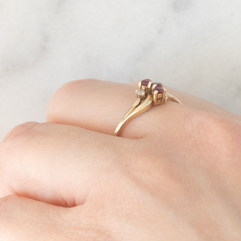 Anello vintage in oro giallo 9K con rubini (0.12ctw ca.) e diamante (0.02ct ca.), anno 1981