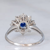 Anello ballerina vintage in oro bianco 18K con zaffiro (1.30ct ca.) e diamanti di taglio brillante e di taglio baguette (1ctw ca.), anni ‘70/‘80