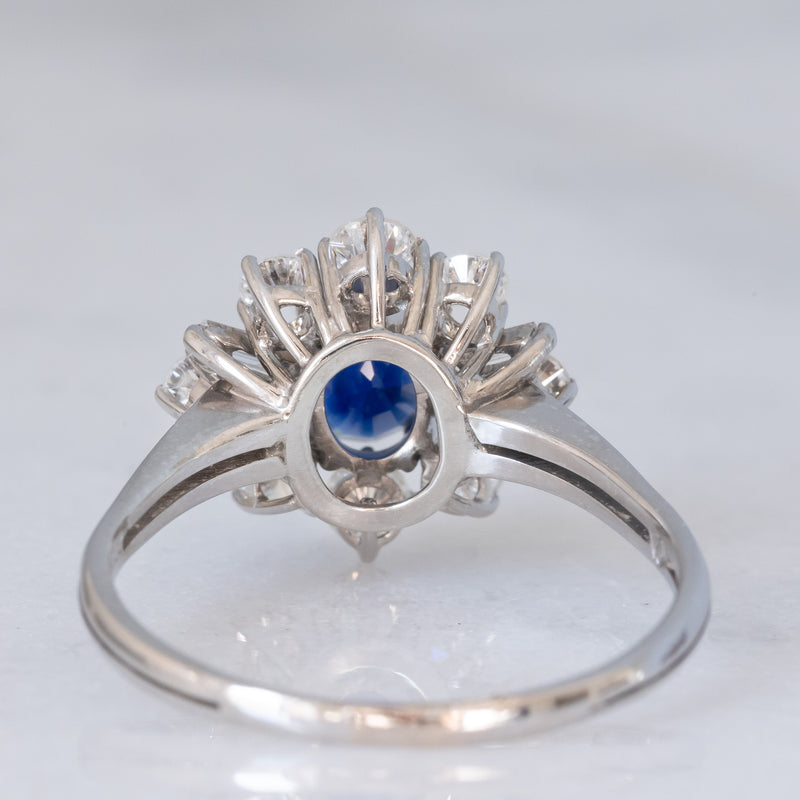 Anello ballerina vintage in oro bianco 18K con zaffiro (1.30ct ca.) e diamanti di taglio brillante e di taglio baguette (1ctw ca.), anni ‘70/‘80