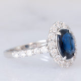 Anello a margherita vintage in platino con zaffiro (1.40ct) e diamanti di taglio brillante (0.94ctw), anni ‘80/‘90