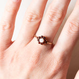 Vintage-Gänseblümchenring aus 9-karätigem Gelbgold mit Opal (ca. 0.12 ct) und Granaten (ca. 0.40 ctw), Jahr 1984