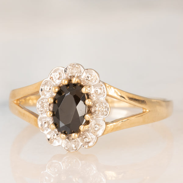 Anello a margherita in oro giallo 9K con zaffiro (0.60ct ca.) e diamanti (0.05ctw ca.), anni ‘70/‘80
