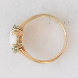 Anello vintage in oro giallo 8K con opale (0.90ct ca.) e smeraldi (0.10ctw ca.), anni ‘80