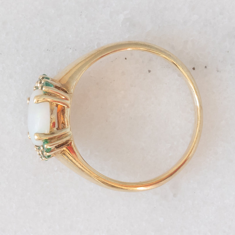 Anello vintage in oro giallo 8K con opale (0.90ct ca.) e smeraldi (0.10ctw ca.), anni ‘80