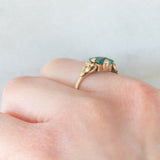 Anillo vintage de oro amarillo de 14 quilates con piedra verde y decoraciones florales y geométricas, años 50/60.