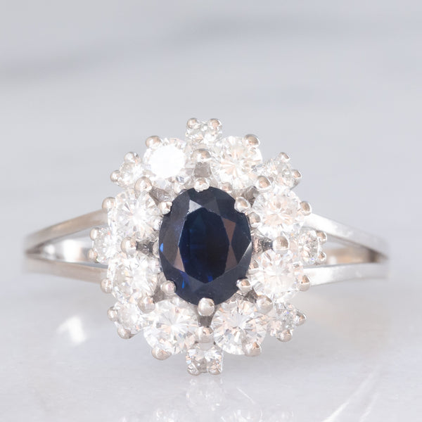 Anello a margherita vintage in oro bianco 18K con zaffiro (1.30ct ca.) e diamanti di taglio brillante (1.30ctw ca.), anni ‘70