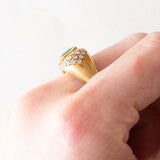 Vintage-Ring aus 18-karätigem Gelbgold mit Smaragd (ca. 0.50 ct) und Diamanten im Brillantschliff (ca. 0.66 ctw), 70er/80er Jahre