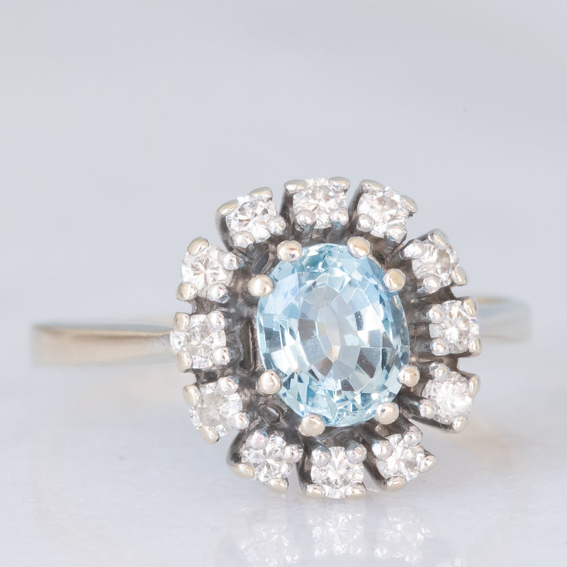 Anello a margherita vintage in oro bianco 14K con acquamarina (0.70ct ca.) e diamanti di taglio brillante (0.24ctw ca.), anni ‘70