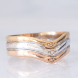 Anello “triplo” in tre ori (giallo, bianco e rosa) 8K con pietre bianche, anni ‘80