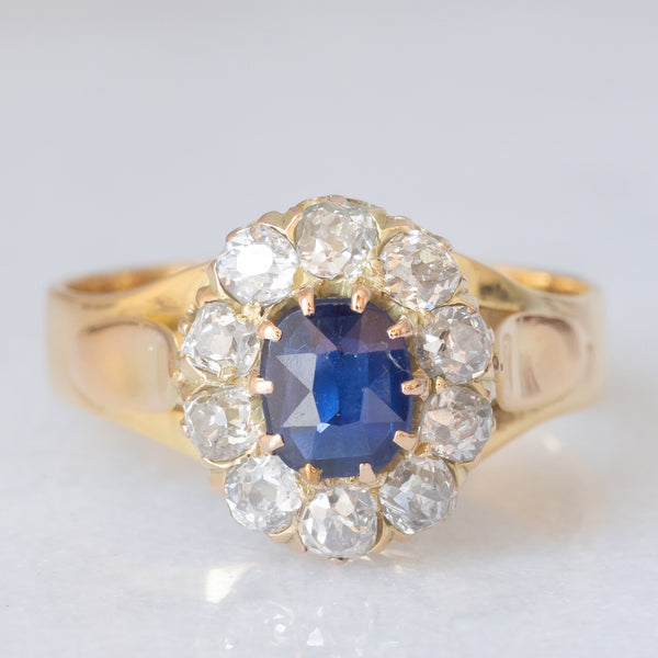 Anello a margherita antico in oro giallo 14K con zaffiro (0.40ct ca.) e diamanti di taglio vecchia miniera (0.70ctw ca.), anni ‘20/‘30