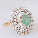 Anello a margherita in oro giallo e bianco o 9K con smeraldo (0.80ct ca.) e diamanti (0.78ctw ca.), anni ‘70
