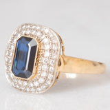 Anello a margherita vintage in oro giallo 18K con zaffiro e diamanti di taglio brillante (0.30ctw ca.), anni ‘70