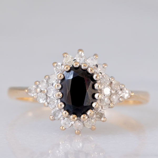 Anello a margherita vintage in oro giallo e bianco 9K con zaffiro (1ct ca.) e diamanti (0.22ctw ca.), anno 1989