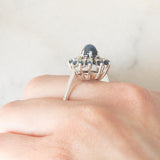 Anello a margherita vintage in oro bianco 14K con zaffiri (1.74ctw ca.) e diamanti (0.48ctw ca.), anni ‘70/‘80