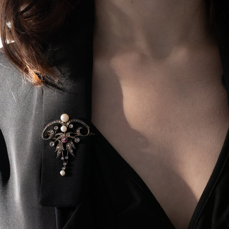 Collana con pendente/spilla Art Nouveau in oro giallo 18K e argento con diamanti di taglio rosetta (0.50ctw ca.), rubini e perle bianche, anni ‘10/‘20