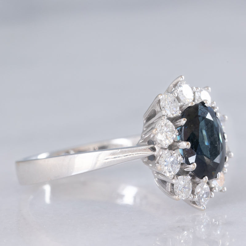 Anello a margherita vintage in oro bianco 18K con zaffiro (1.90ct ca.) e diamanti di taglio brillante (0.75ctw ca.), anni ‘70