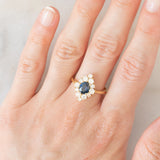 Anello a margherita navette in oro giallo 18K con zaffiro (1ct ca.) e diamanti di taglio brillante (0.75ctw ca.), anni ‘60/‘70