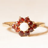 Vintage-Gänseblümchenring aus 9-karätigem Gelbgold mit Opal (ca. 0.12 ct) und Granaten (ca. 0.40 ctw), Jahr 1984