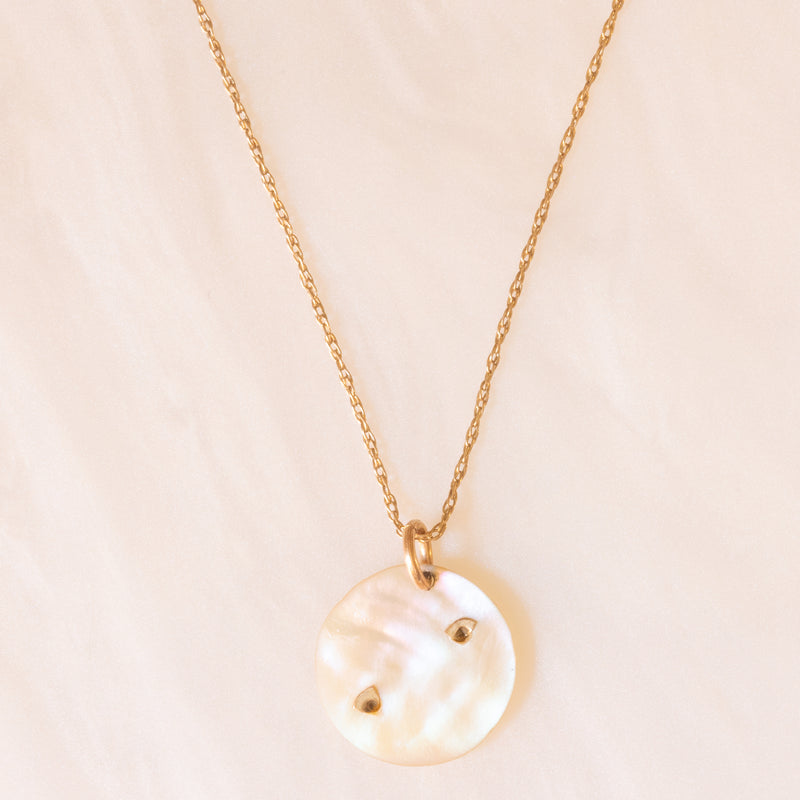 Collana vintage con catenina in oro giallo 9K e con ciondolo in madreperla con simbolo zodiacale dei pesci in oro giallo 9K