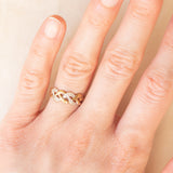 Anello vintage intrecciato in oro giallo e bianco 9K con diamanti (0.04ctw ca.), anni ‘70