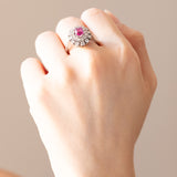 Vintage-Gänseblümchenring aus 18-karätigem Weißgold mit synthetischem Rubin (ca. 1 ct) und Diamanten im Brillantschliff (ca. 1.10 ctw), 70er Jahre