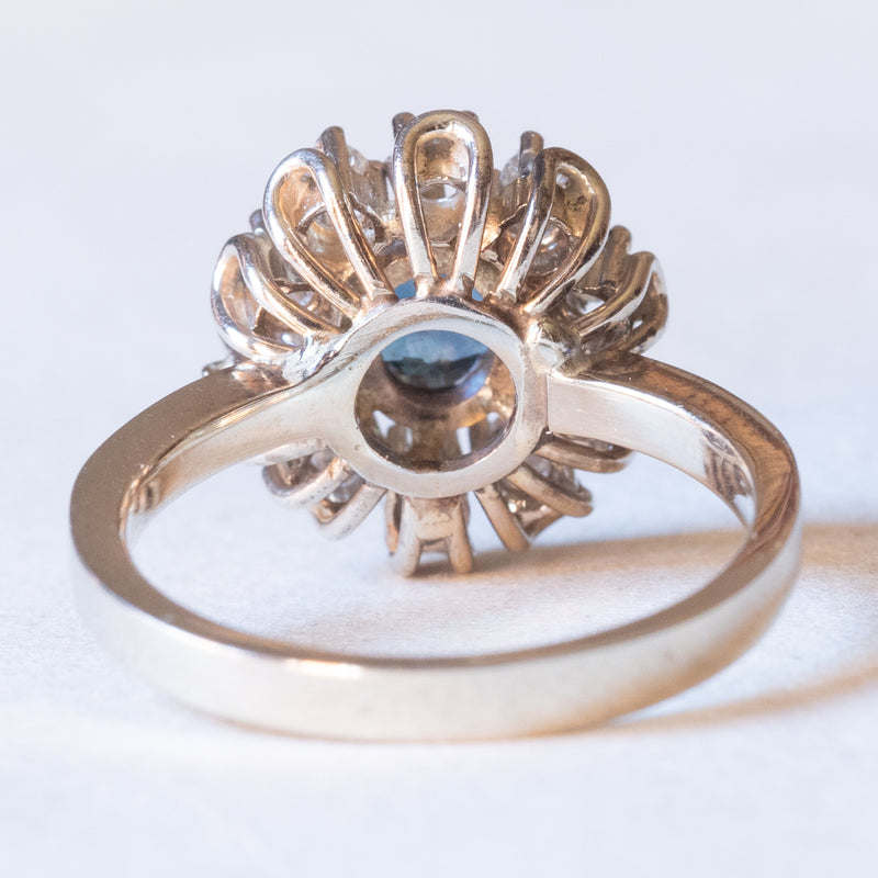 Anello a margherita vintage in oro bianco 14K con zaffiro (0.65ct ca.) e diamanti di taglio brillante (0.40ctw ca.), anni ‘70