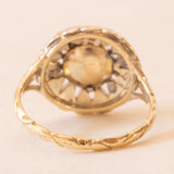 Antiker Gänseblümchenring aus 14 Karat Gelbgold und Silber mit zentralem Diamanten im Rose-Coroné-Schliff (ca. 0.60 ct) und seitlichen Diamanten im Rosettenschliff, Ende des 800./Anfang des 900. Jahrhunderts