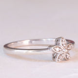 Anello vintage a forma di fiore in oro bianco 9K con diamanti (0.02ctw ca.), anni ‘90