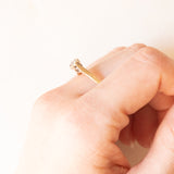 Solitärring aus 9 Karat Gelb- und Weißgold mit Diamant im Brillantschliff (ca. 0.10 ct), 70er Jahre