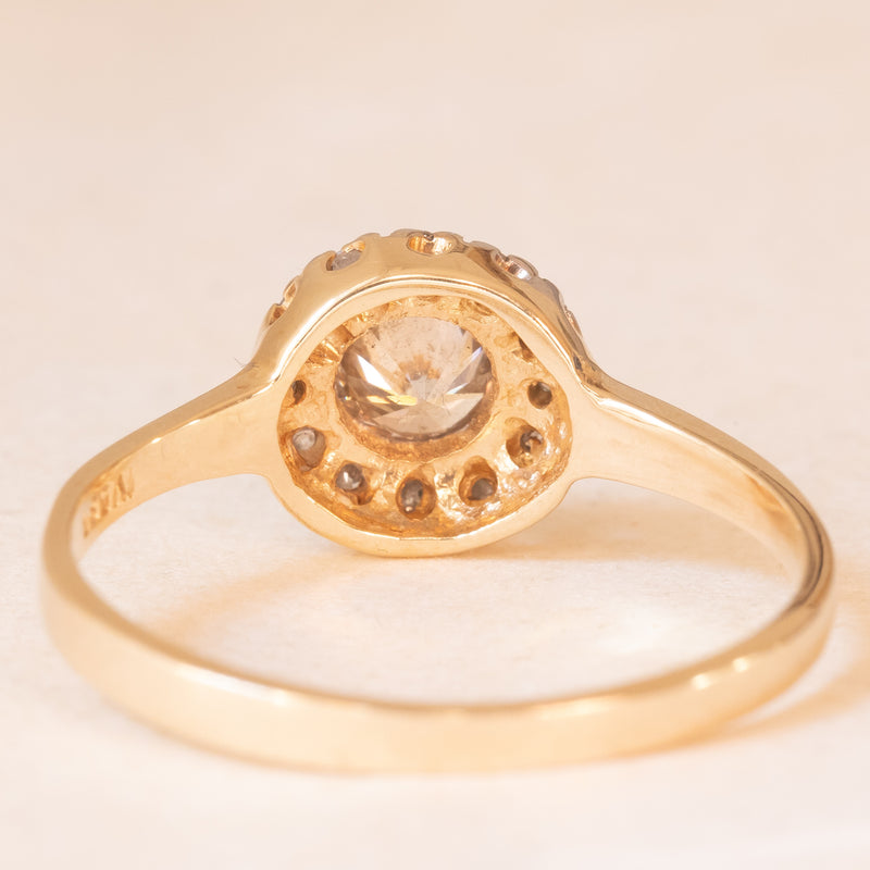 Anello a margherita in oro giallo e bianco 14K con diamanti di taglio brillante (0.41ctw ca. e centrale fancy brown), anni ‘70/‘80