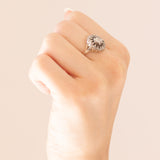 Antiker Gänseblümchenring aus 14 Karat Gelbgold und Silber mit zentralem Diamanten im Rose-Coroné-Schliff (ca. 0.60 ct) und seitlichen Diamanten im Rosettenschliff, Ende des 800./Anfang des 900. Jahrhunderts