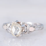 Solitario antico in oro bianco 18K con diamante di taglio rosa coroné (0.60ct ca.), anni ‘20/‘30
