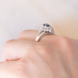 Anello a margherita vintage in platino con zaffiro (0.30ct) e diamanti (0.32ctw), anni ‘80