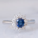 Anello a margherita vintage in platino con zaffiro (0.53ct) e diamanti (0.32ctw), anni ‘90