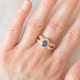 Un’alba sul mare - Anello vintage a fascia e a margherita in oro giallo 18K con zaffiro e diamanti