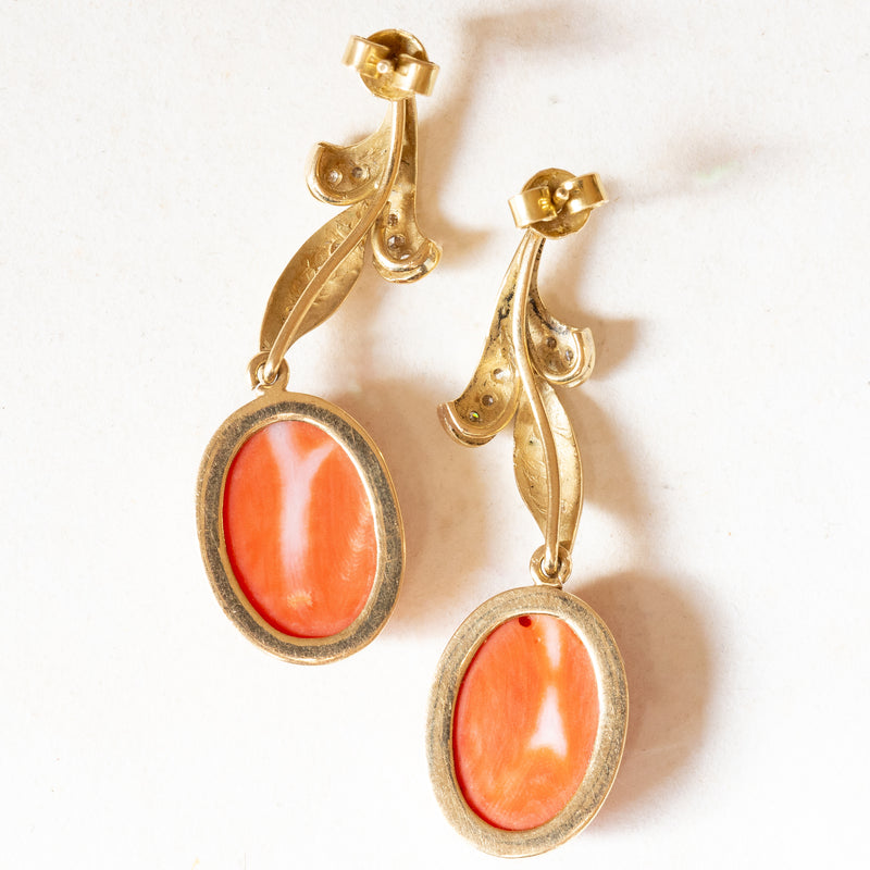 Orecchini pendenti vintage in oro giallo 18K con corallo arancione e diamanti (0.18ctw ca.), anni ‘60/‘70