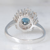 Anello a margherita vintage in oro bianco 14K con zaffiro (0.75ct ca.) e diamanti di taglio brillante (0.64ctw ca.), anni ‘60/‘70