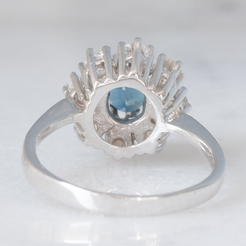 Anello a margherita vintage in oro bianco 14K con zaffiro (0.75ct ca.) e diamanti di taglio brillante (0.64ctw ca.), anni ‘60/‘70