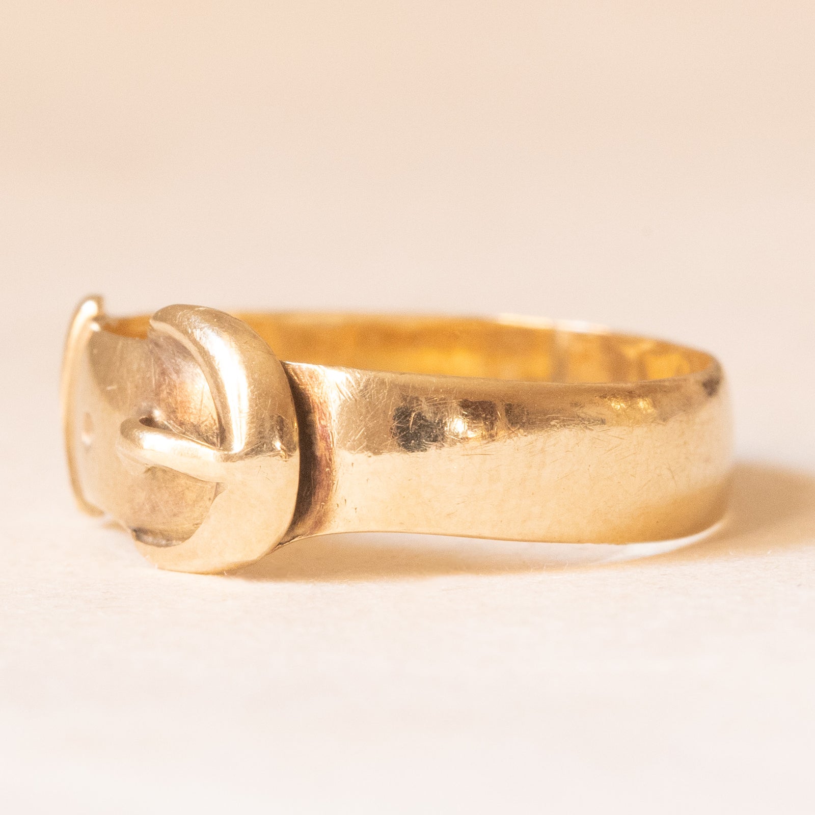 Anello Vittoriano a forma di cintura con fibbia in oro