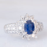 Anello a margherita a fascia in platino con zaffiro (1ct) e diamanti (1ctw), anni ‘80