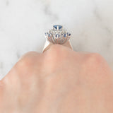 Anello a fiocco di neve vintage in oro bianco 14K con zaffiri (1.10ctw ca.) e diamanti di taglio brillante (0.48ctw ca.), anni ‘70/‘80
