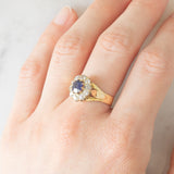 Anello a margherita antico in oro giallo 14K con zaffiro (0.40ct ca.) e diamanti di taglio vecchia miniera (0.70ctw ca.), anni ‘20/‘30