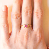 Herzförmiger Vintage-Ring aus 9-karätigem Gelb- und Weißgold mit synthetischem Rubin (ca. 0.20 ct) und Diamanten (ca. 0.06 ctw)