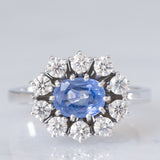 Anello a margherita in oro bianco 18K con zaffiro azzurro (0.80ct ca.) e diamanti di taglio brillante (0.70ctw ca.), anni ‘70/‘80