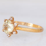 Anello “sole” in oro giallo 9K con apatite verde (1.19ct) e zaffiri bianchi