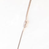 Collar vintage de oro blanco de 14 quilates con decoración central con zafiro (aprox. 0.70 quilates) y diamantes (aprox. 0.23 quilates), años 70/80